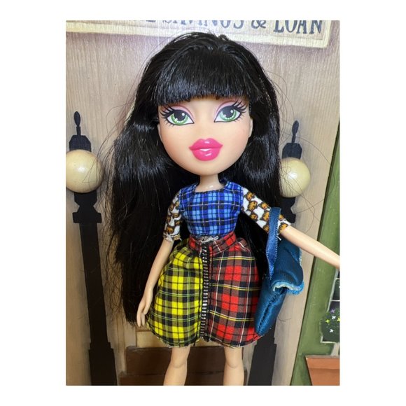 Vintage Bratz Jade Doll 2015 Green Eyes Long Black Hair 10" - Picture 3 of 9